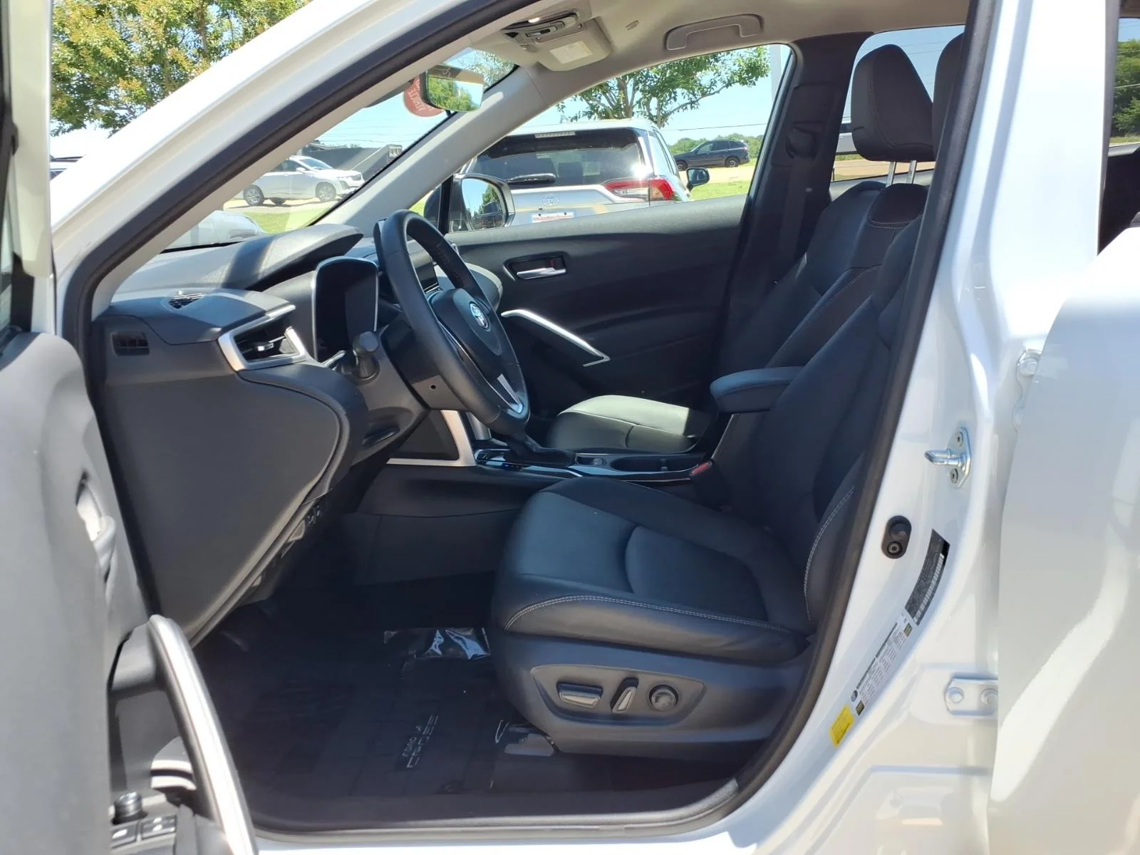 2025 Toyota Corolla Cross XLE - Photo 13