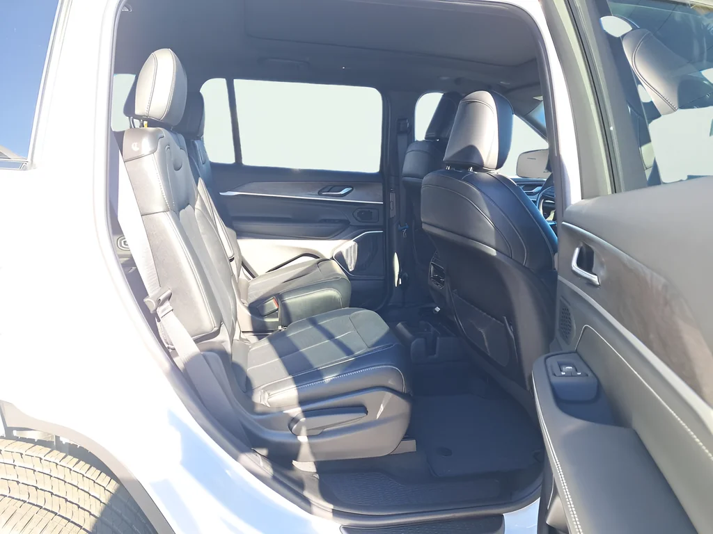 New 2026 Bright White Clear-Coat Exterior Paint Jeep Limited image 24