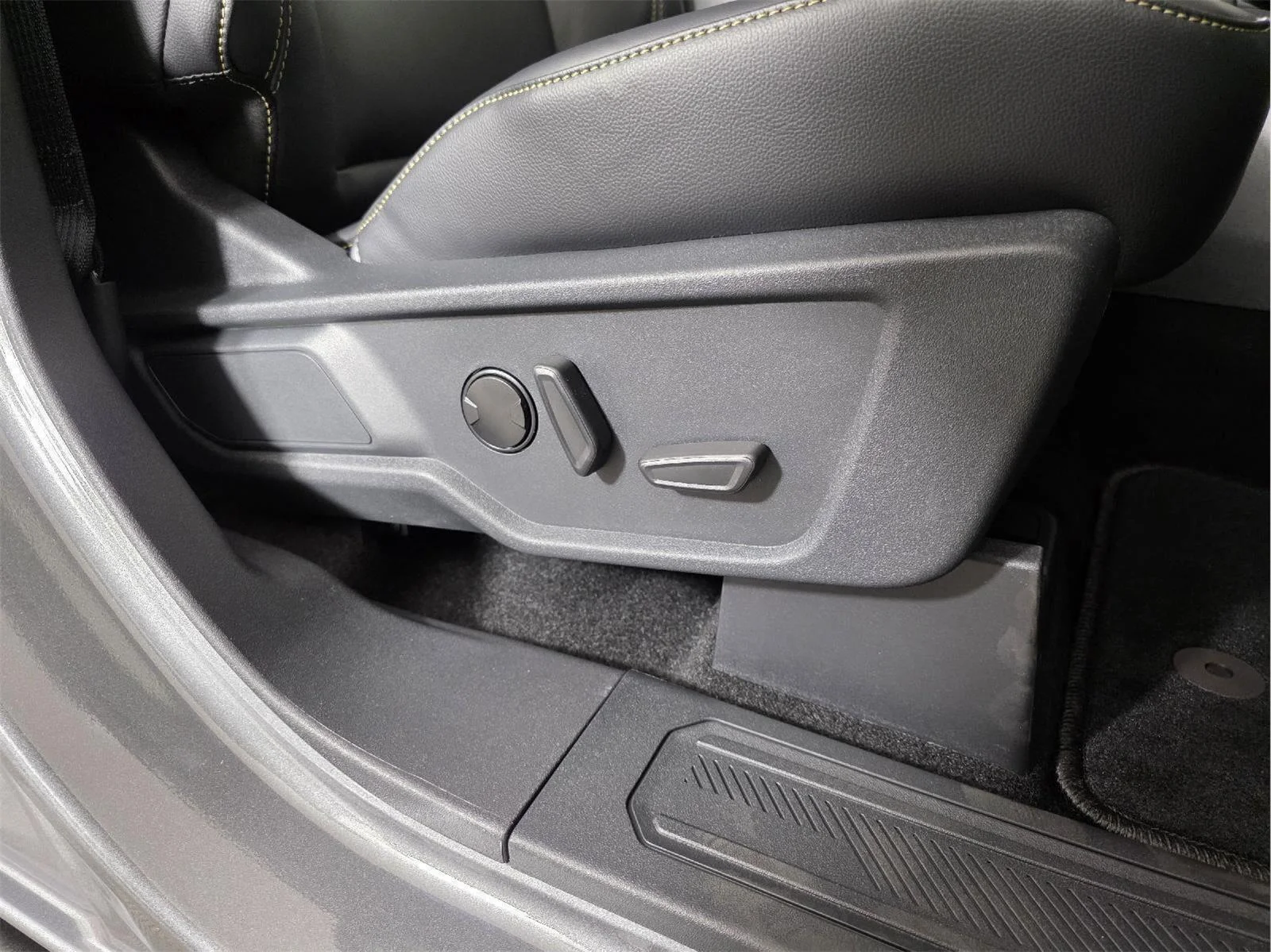 Used 2025 Carbonized Gray Metallic Ford Badlands image 24