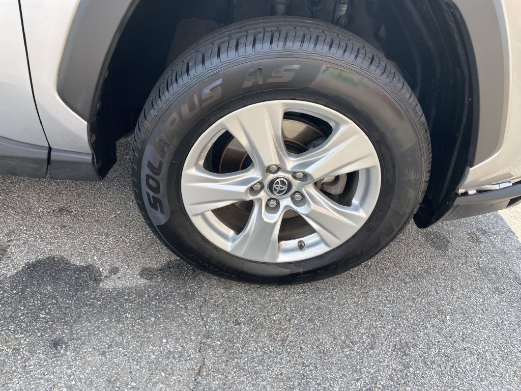 Used 2019 Silver Toyota XLE image 11