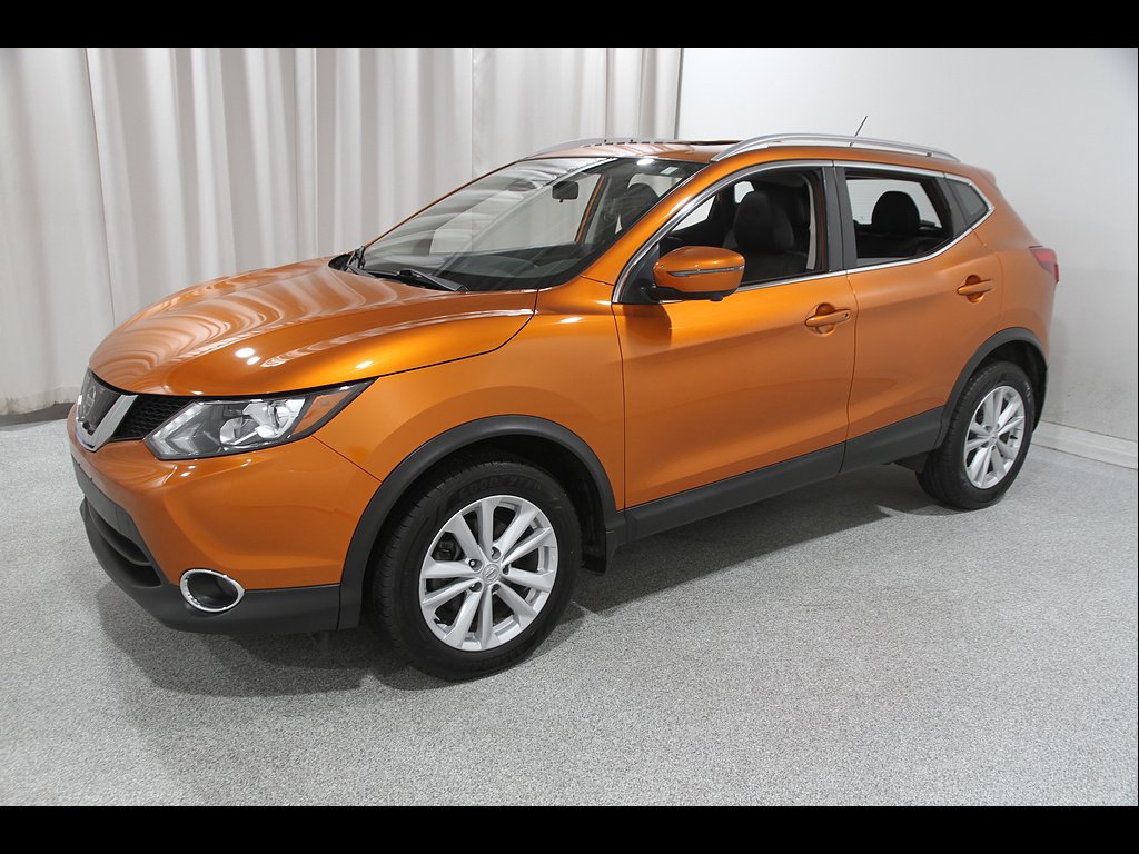 Used 2017 Monarch Orange Nissan SL image 3