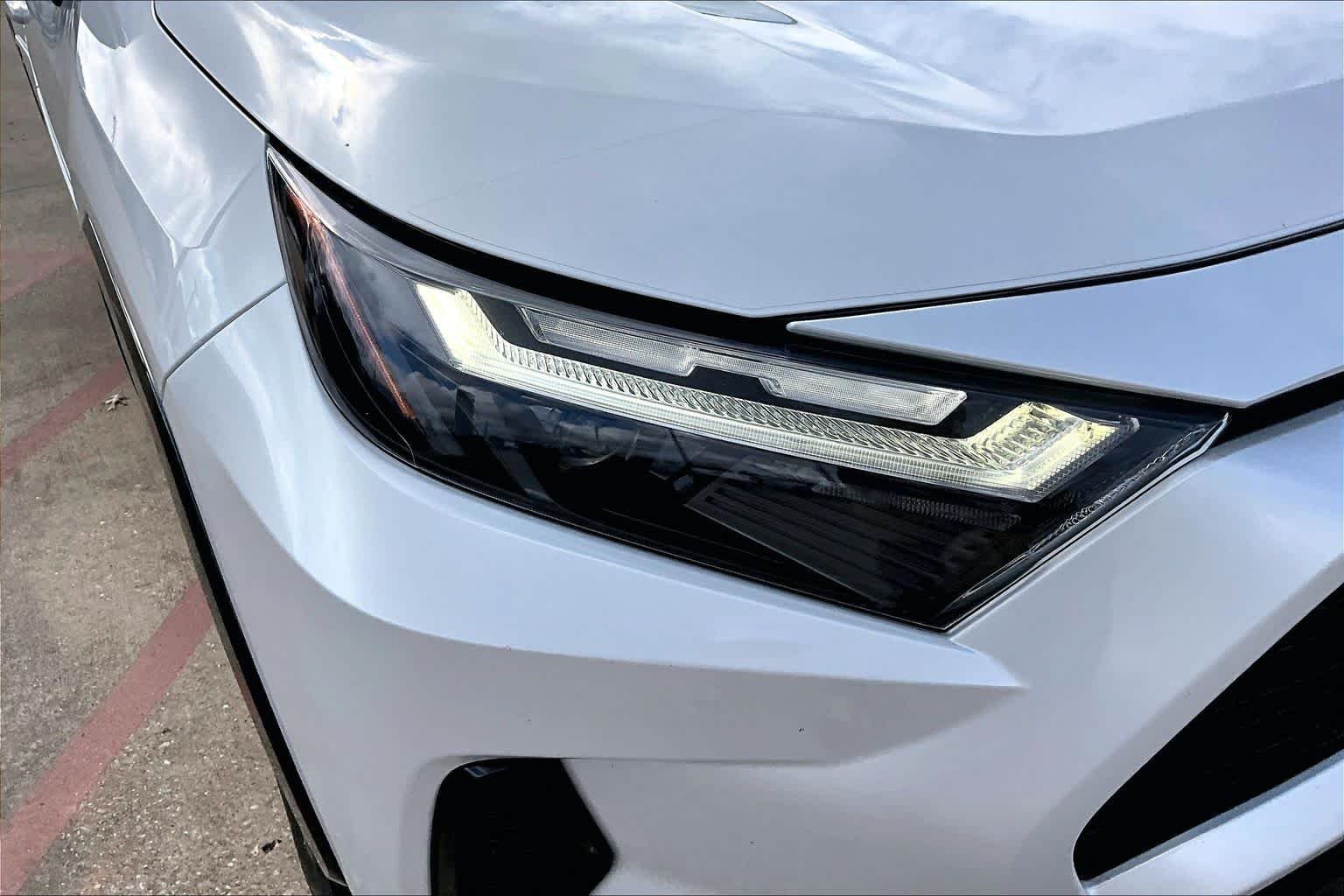 Used 2023 Wind Chill Pearl Toyota Hybrid SE image 28
