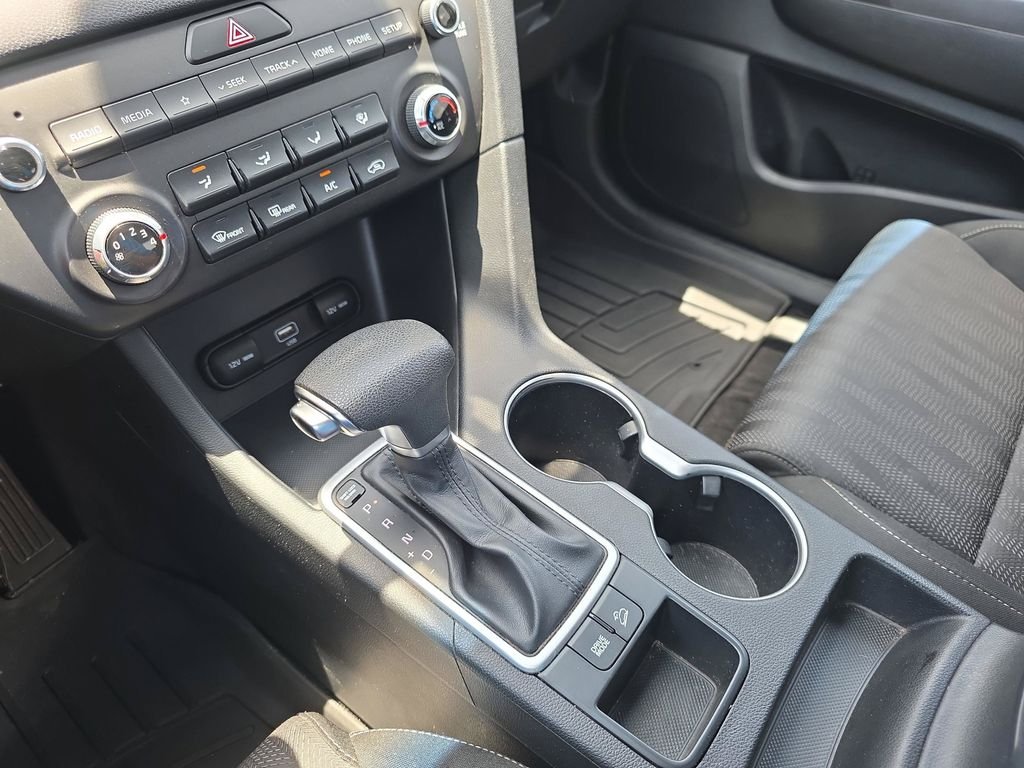Used 2022 Sparkling Silver Kia LX image 26