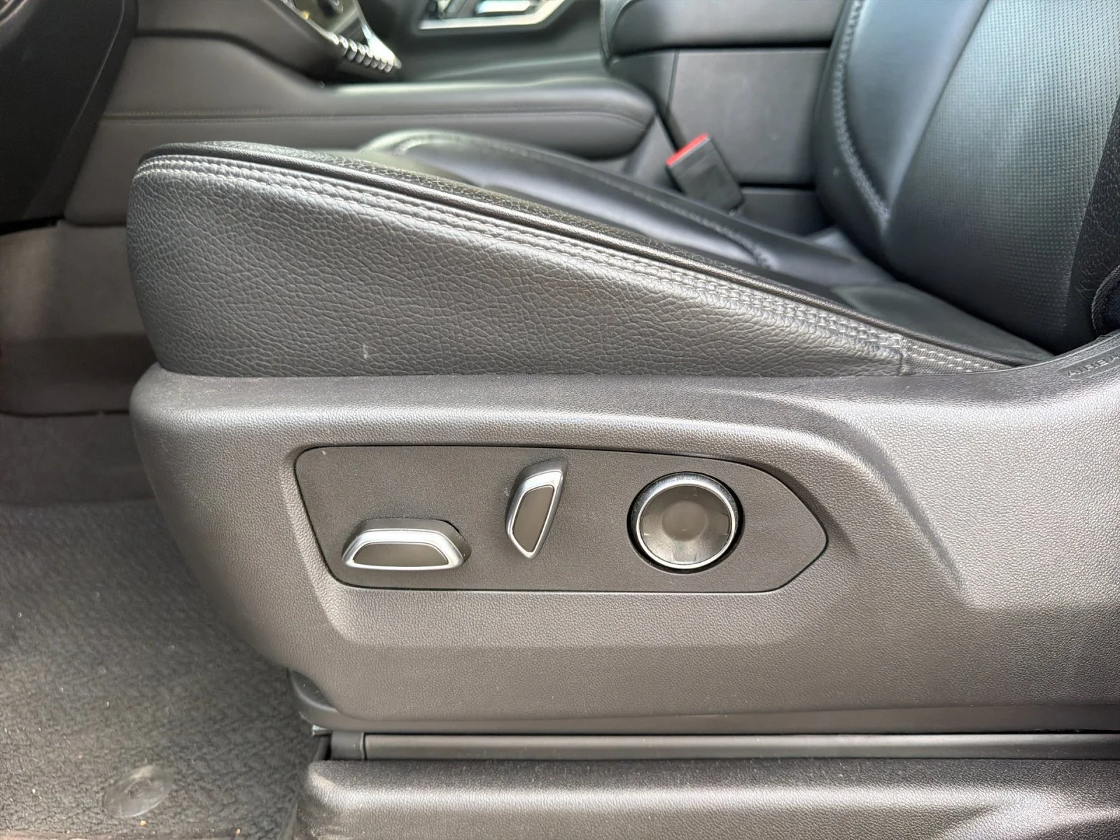Used 2025 Sterling Metallic GMC Denali image 12