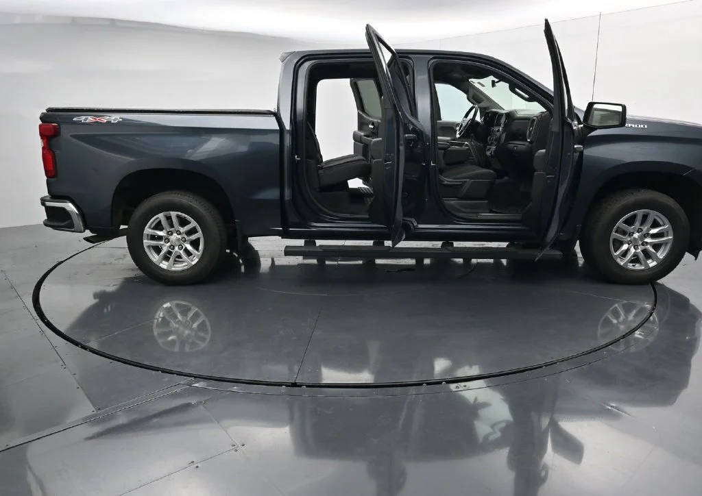 Used 2020 Gray Chevrolet LT image 26