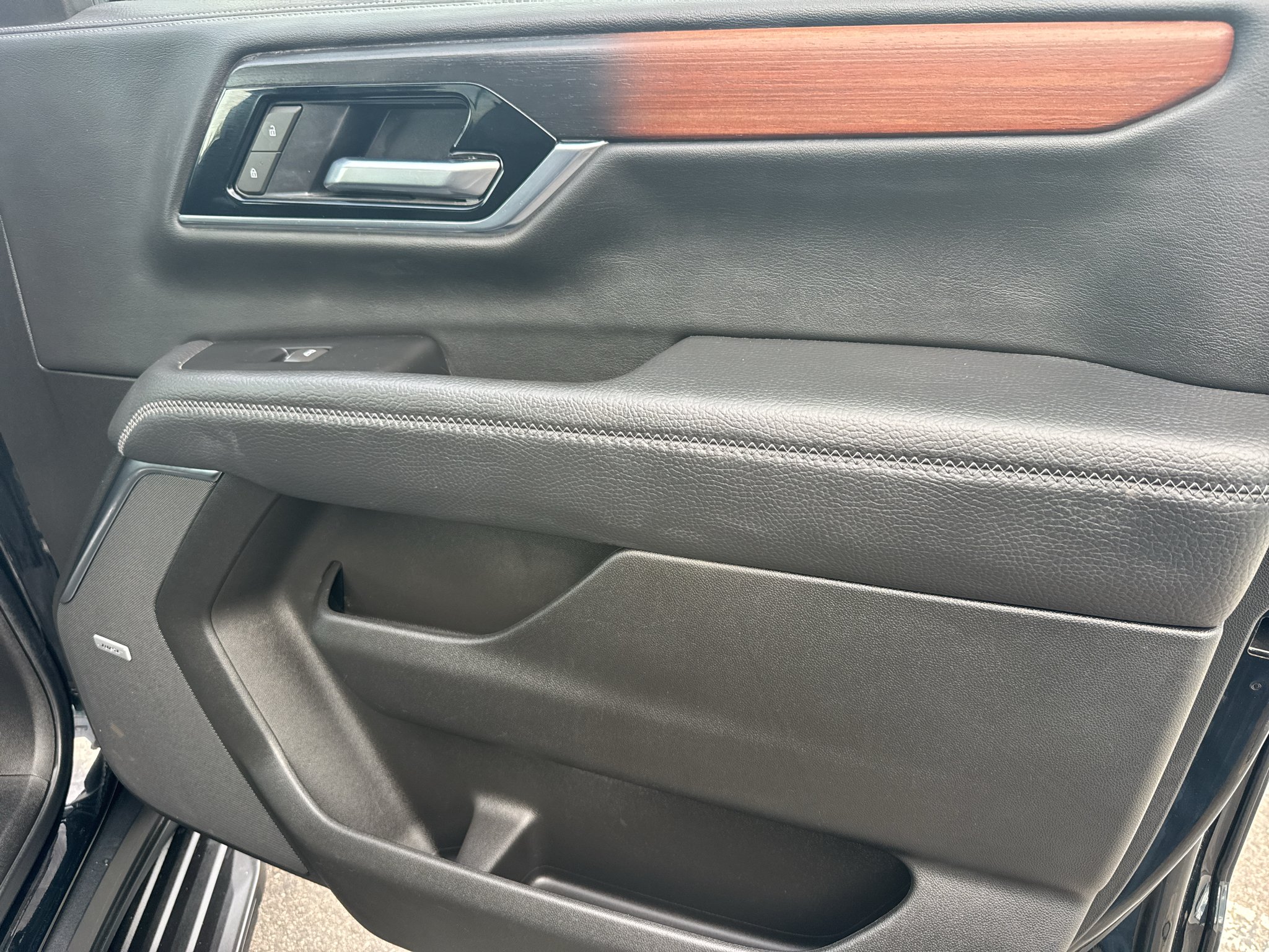 Used 2025 Onyx Black GMC Denali image 9