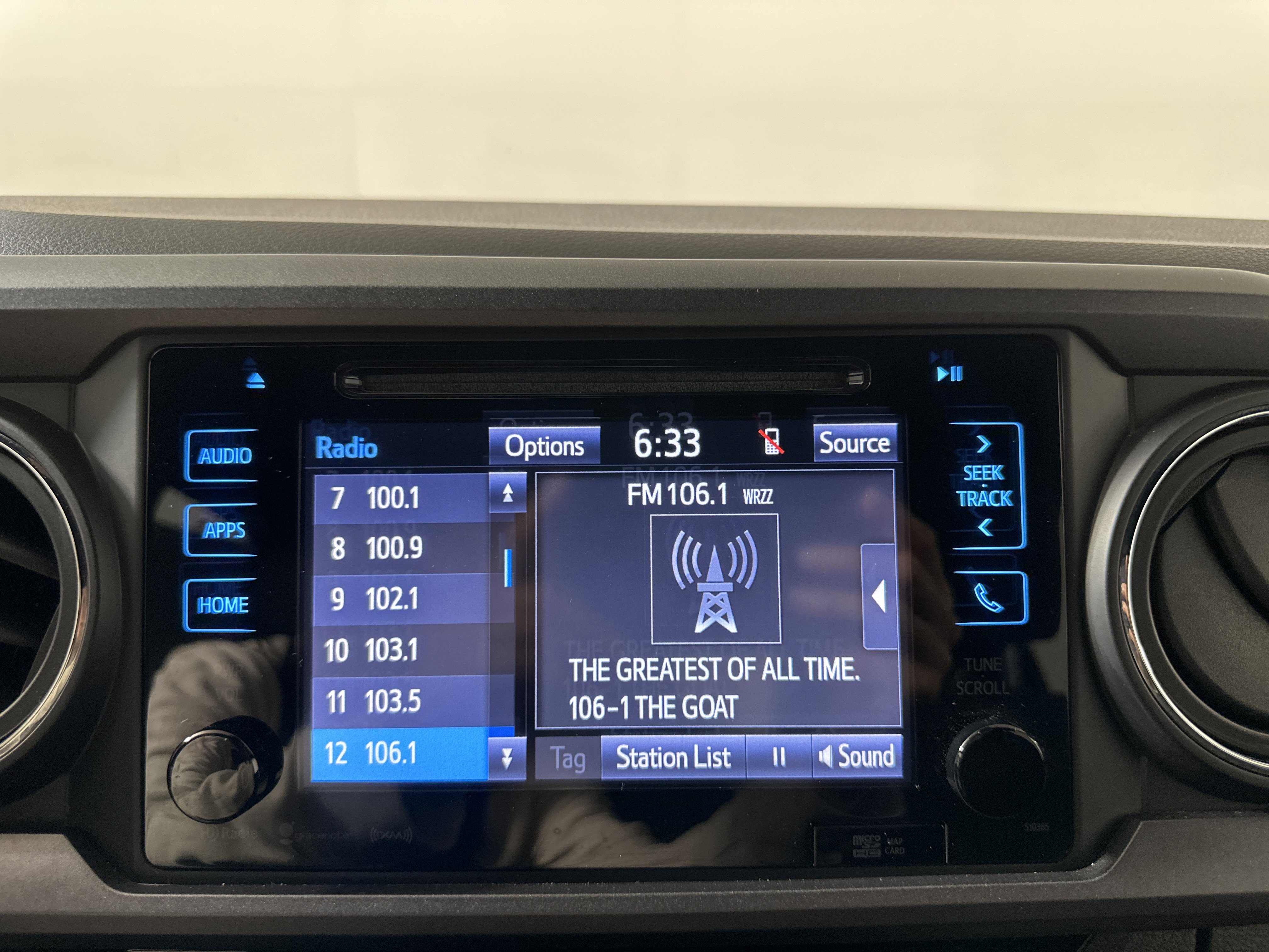 Used 2018  Toyota  image 17