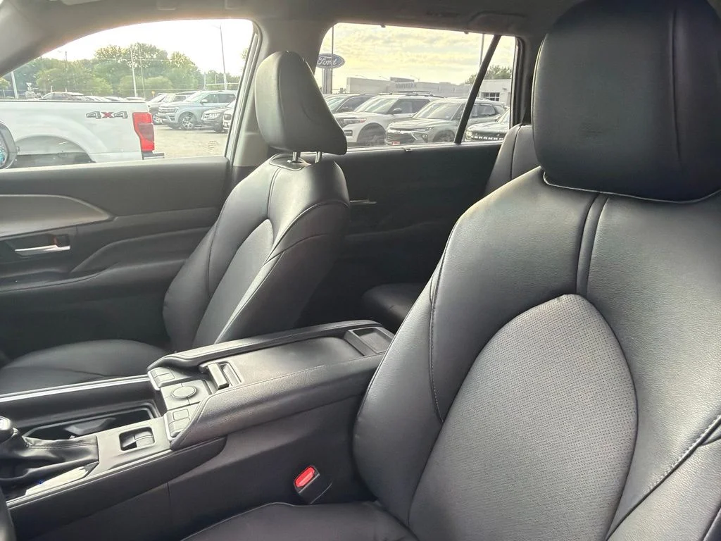 Used 2025 Silver Toyota XLE image 17