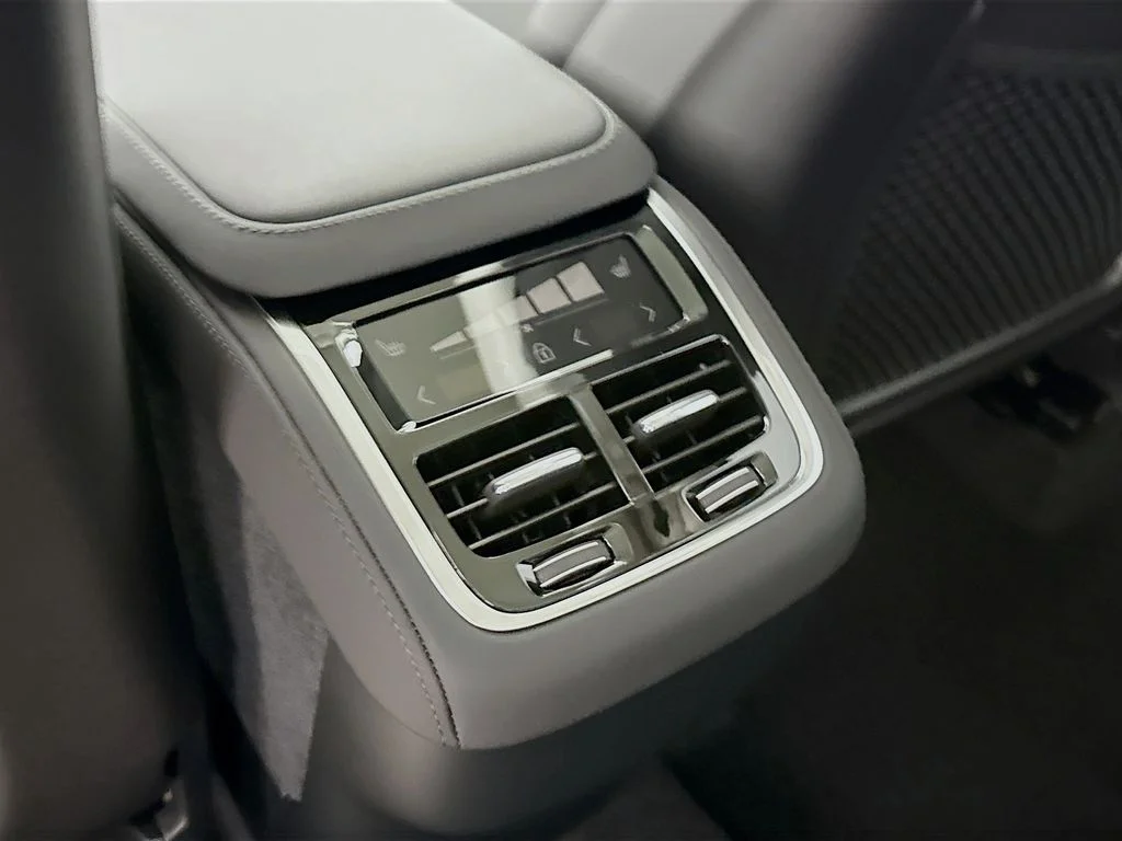 New 2026 Blue Volvo B6 Plus 7-Seater image 26