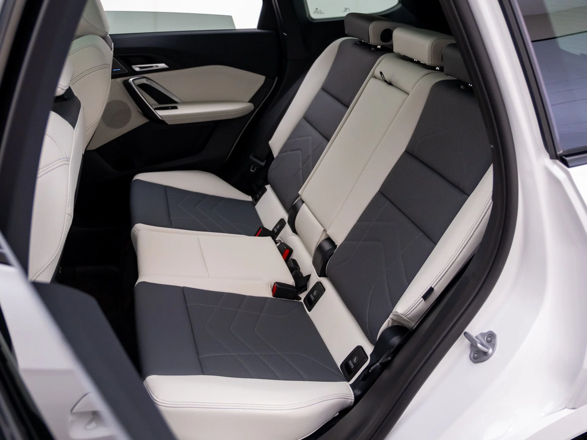 New 2026 White BMW xDrive28i image 18