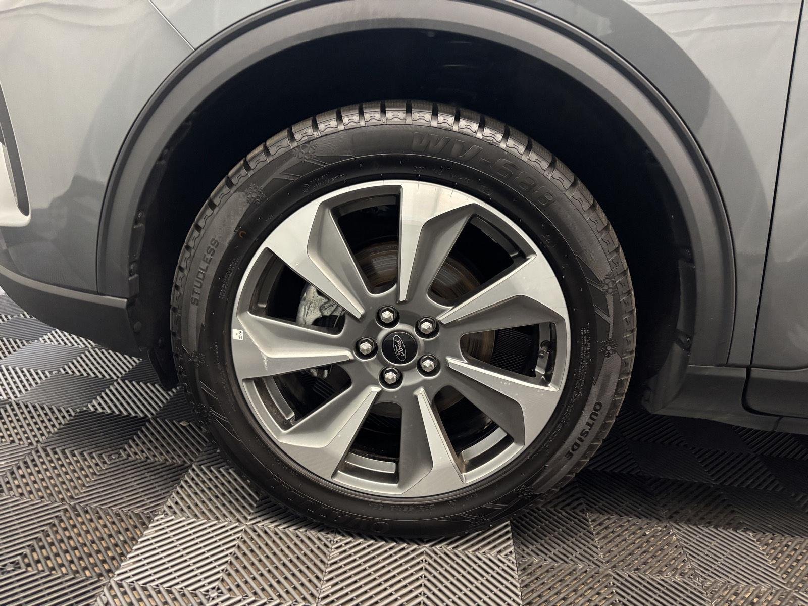 Used 2025 Carbonized Gray Metallic Ford Platinum image 48