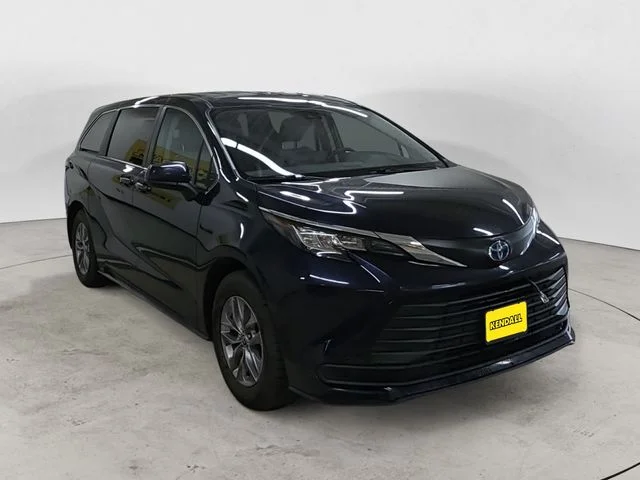 Used 2022  Toyota LE image 7