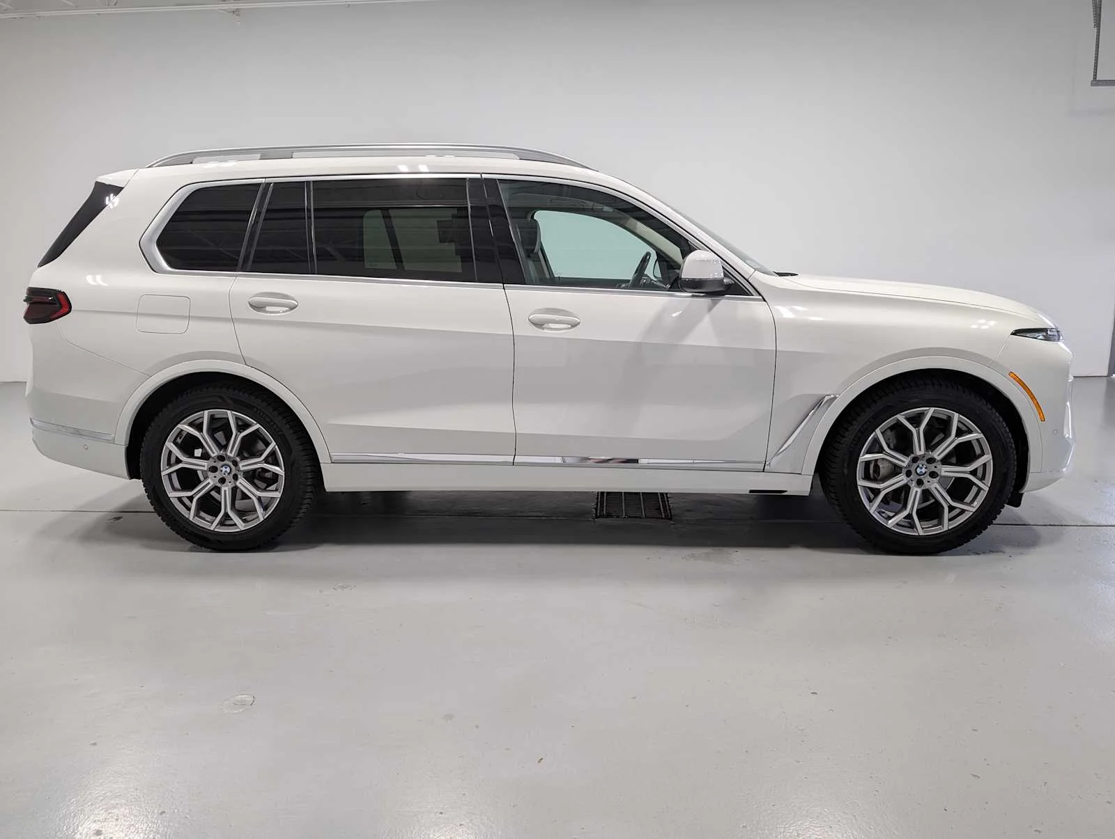 Used 2023 Alpine White BMW xDrive40i image 7