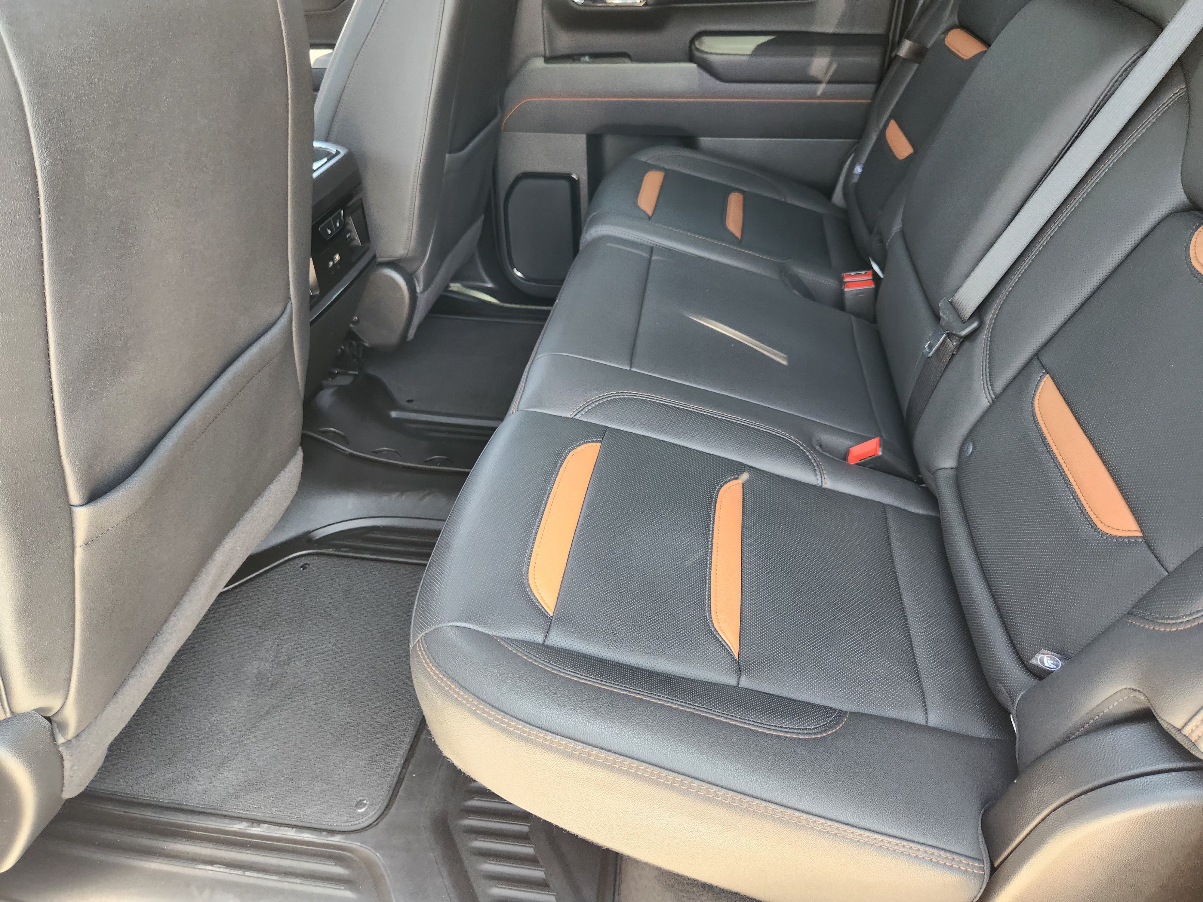 Used 2025 Summit White GMC AT4 image 29
