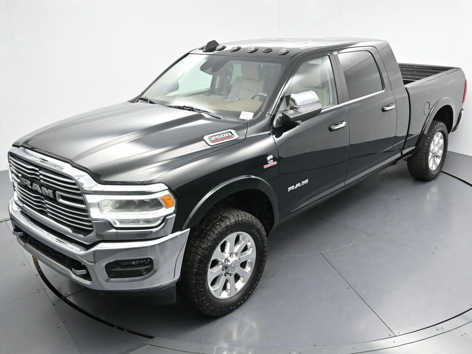 Used 2019 Black Forest Green Pearlcoat Ram Laramie image 38