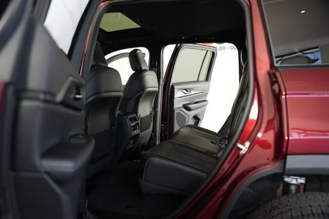 New 2025 Velvet Red Pearl-Coat Exterior Paint Jeep Altitude X image 27