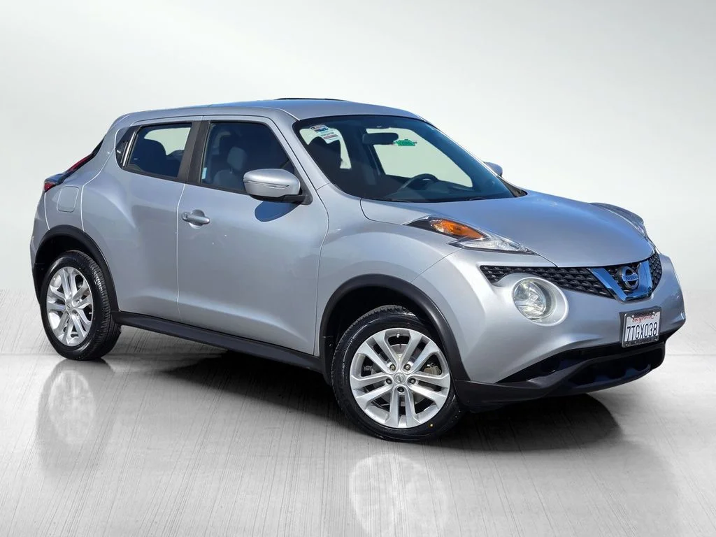 Used 2016 Silver Nissan S image 1