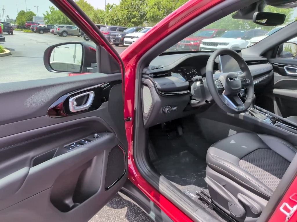 New 2026 Red Hot Pearl-Coat Exterior Paint Jeep Latitude image 14