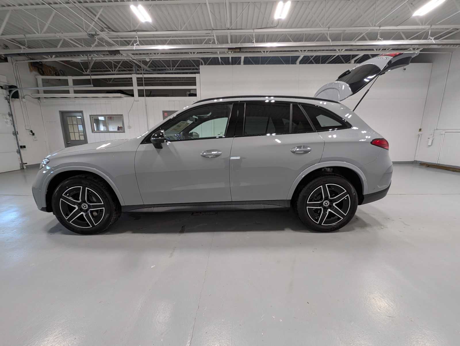 New 2026 MANUFAKTUR Alpine Grey Mercedes-Benz GLC 300 image 10