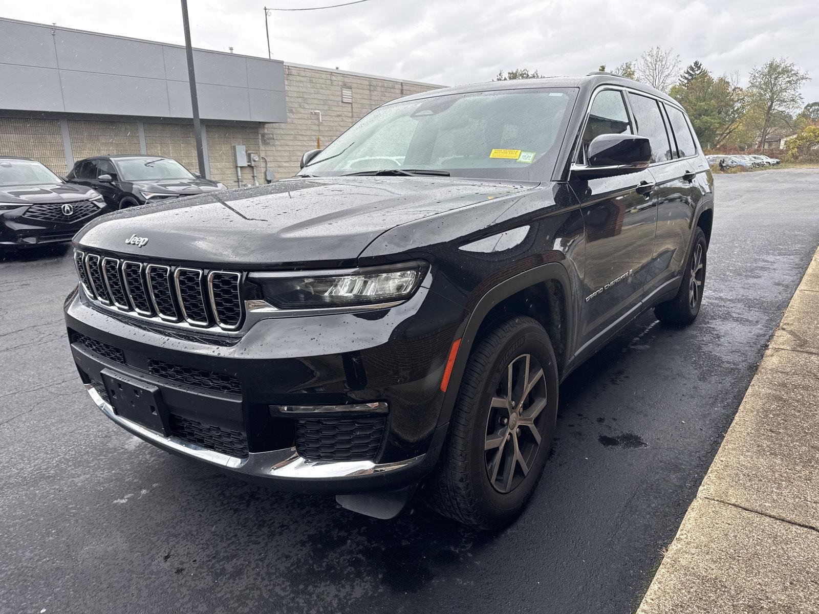 Used 2025 Diamond Black Crystal Pearlcoat Jeep Limited image 3
