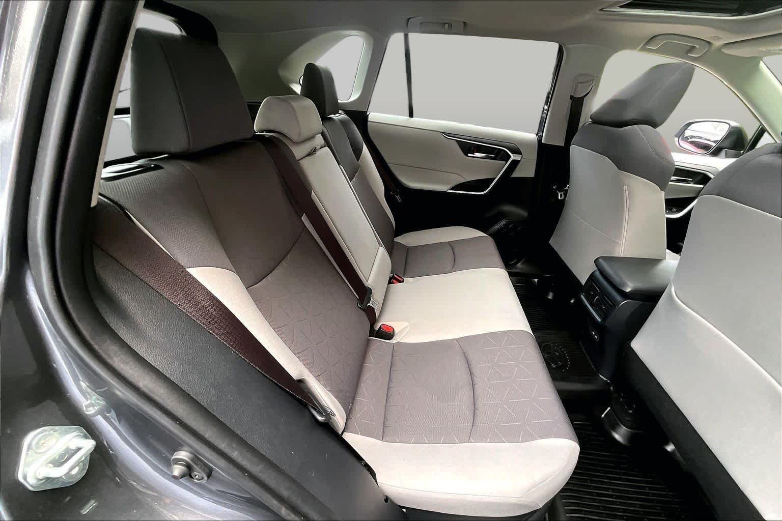 2025 Toyota RAV4 XLE - Photo 19