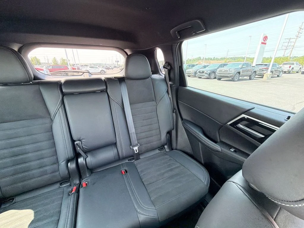 Used 2023  Mitsubishi SE Black Edition image 14