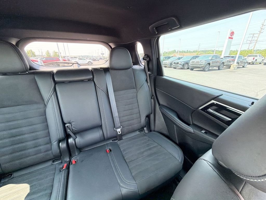 Used 2023  Mitsubishi SE Black Edition image 14