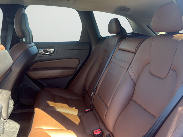 Used 2018 Blue Volvo T5 Momentum image 21