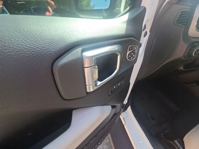 Used 2023 White Jeep Sahara image 13