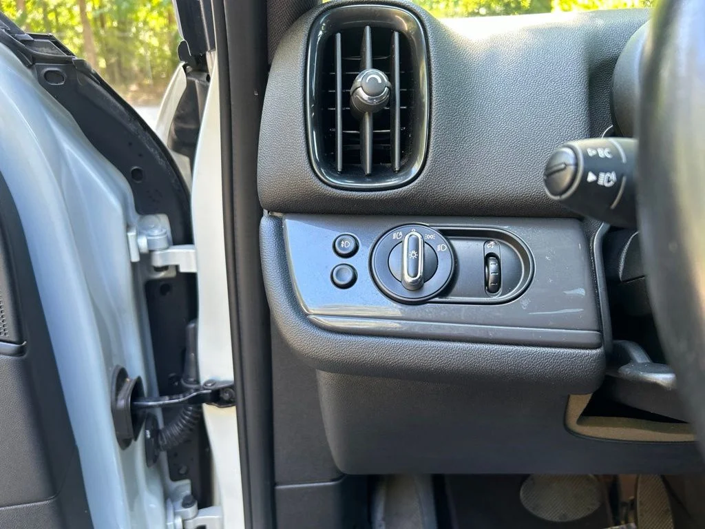 Used 2021  MINI Oxford Edition image 26