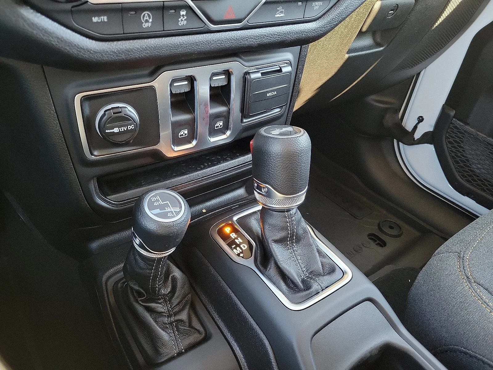 New 2026 PW7 Bright Whit Jeep 2-DOOR SPORT image 15