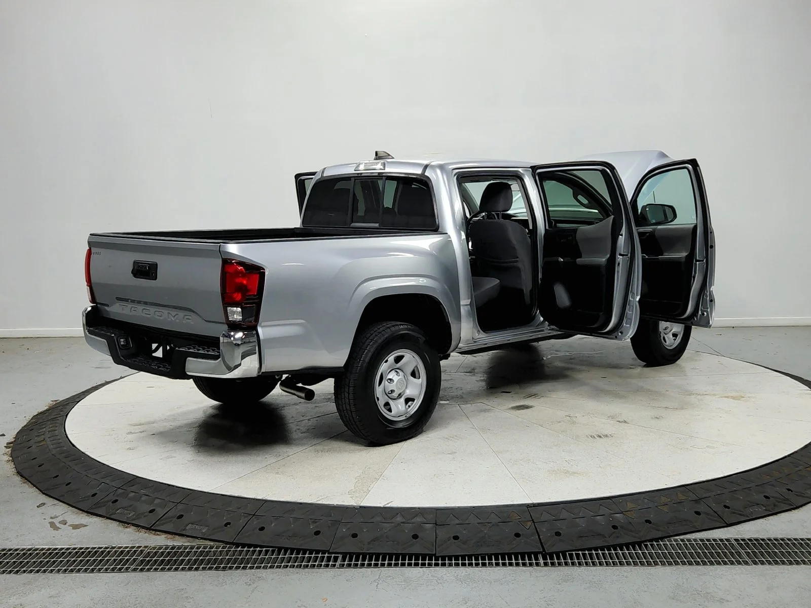 Used 2022 Silver Toyota SR5 image 16