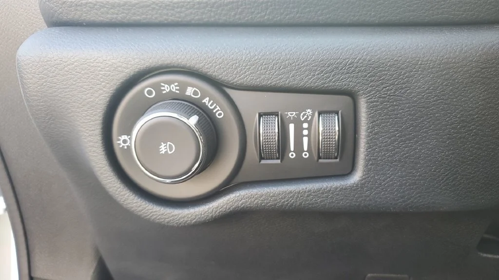 Used 2025 White Chrysler Limited image 25