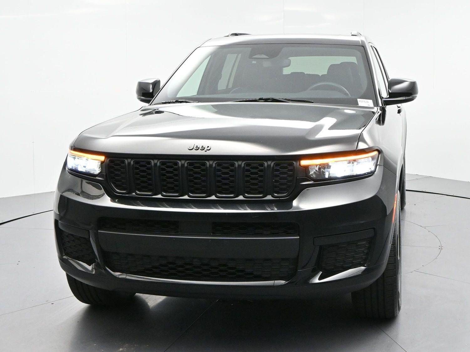 Used 2023 Diamond Black Crystal Pearlcoat Jeep Altitude image 2