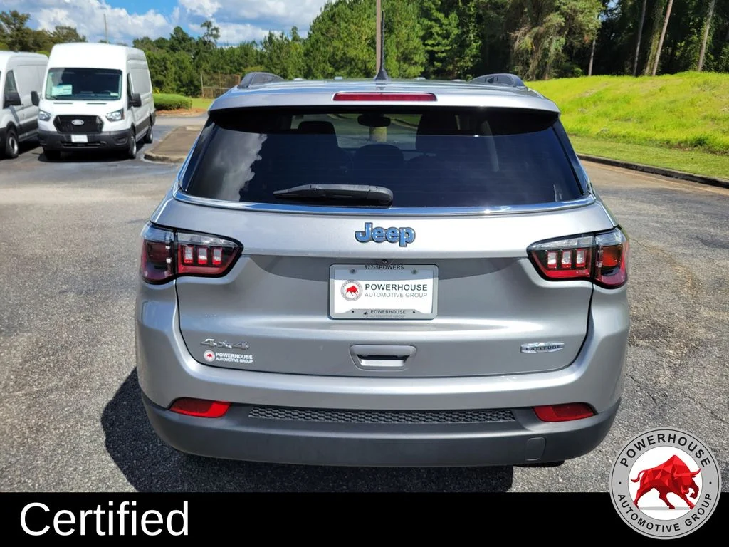 Used 2022 Silver Jeep Latitude image 5