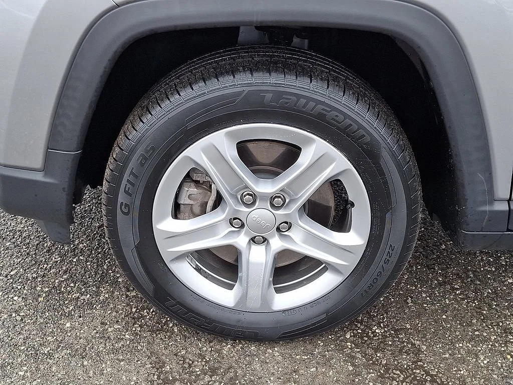 Used 2023 Billet Silver Metallic Clearcoat Jeep Latitude image 29
