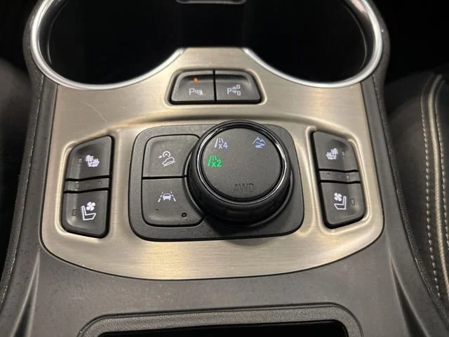 Used 2020 WHITE FROST TRICOAT GMC Denali image 28