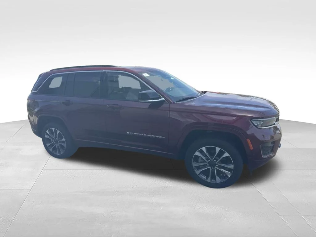New 2024 Velvet Red Pearl-Coat Exterior Paint Jeep Overland 4xe image 5