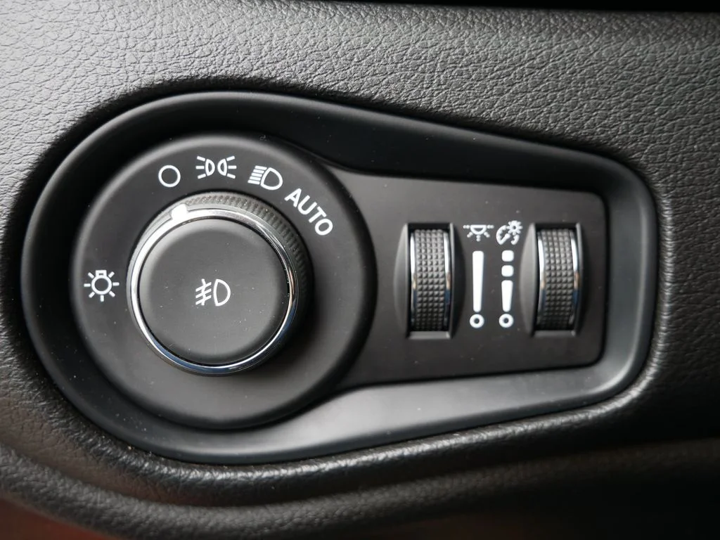 Certified Used 2020 Red Jeep Latitude image 18