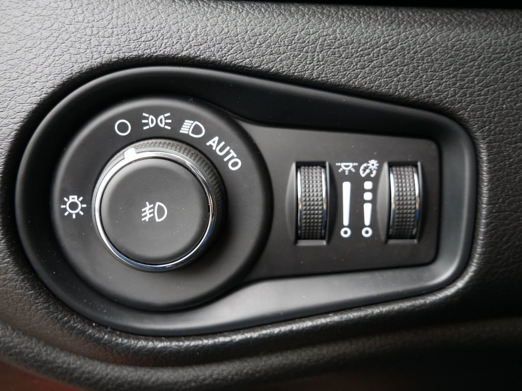 Certified Used 2020 Red Jeep Latitude image 18