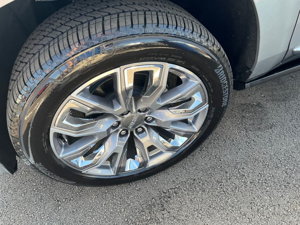 Used 2025 Silver GMC Denali image 9