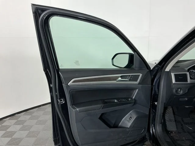 Used 2019 Black Volkswagen 3.6L V6 SE image 12