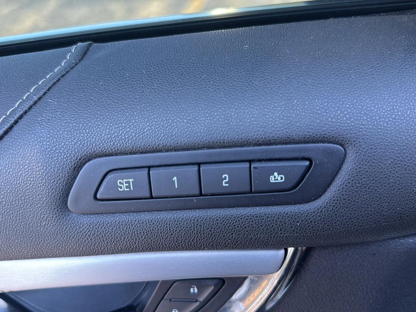 Used 2018 Crystal White Tricoat Cadillac Luxury AWD image 11