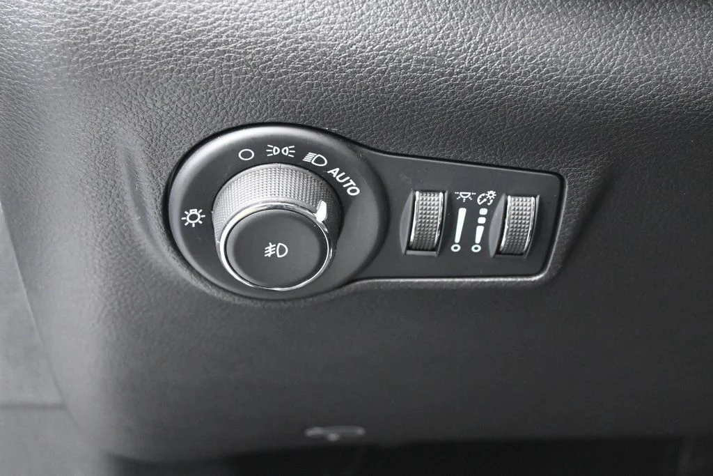 Used 2023 Bright White Clearcoat Jeep Latitude image 15