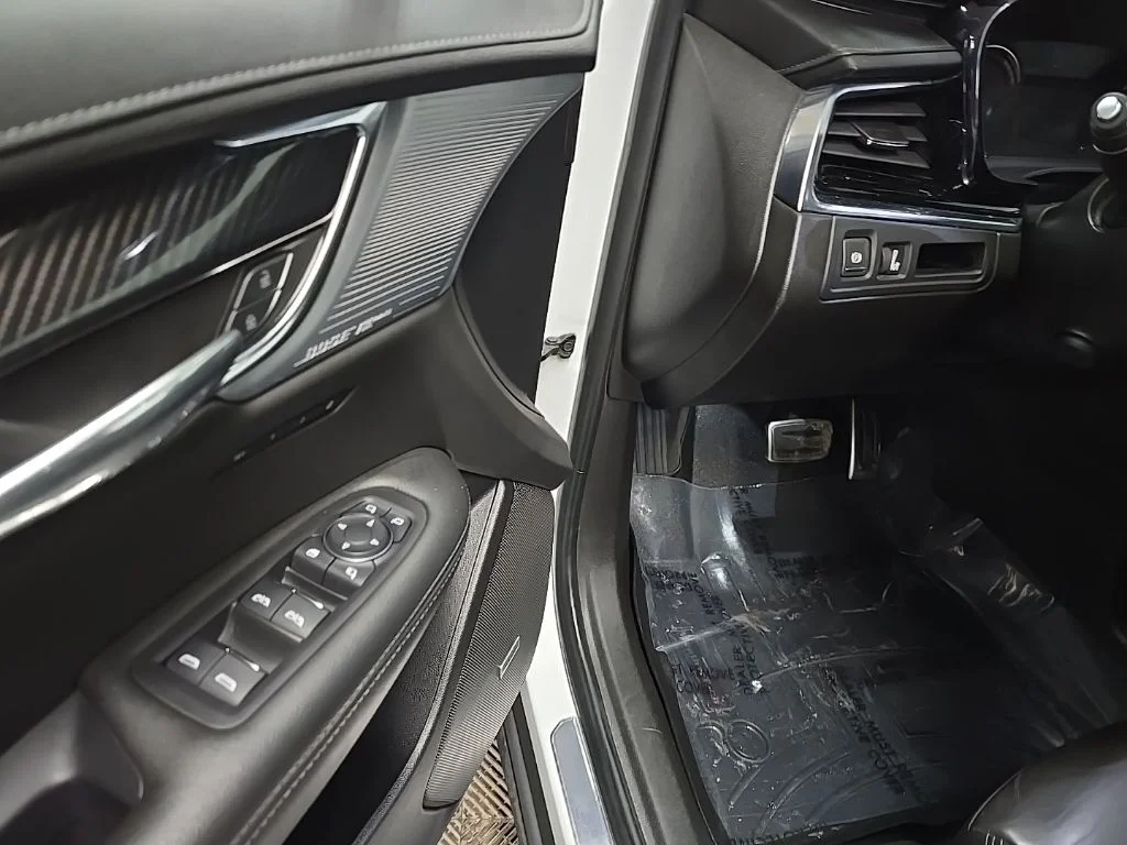 Used 2021 Crystal White Tricoat Cadillac Sport image 32