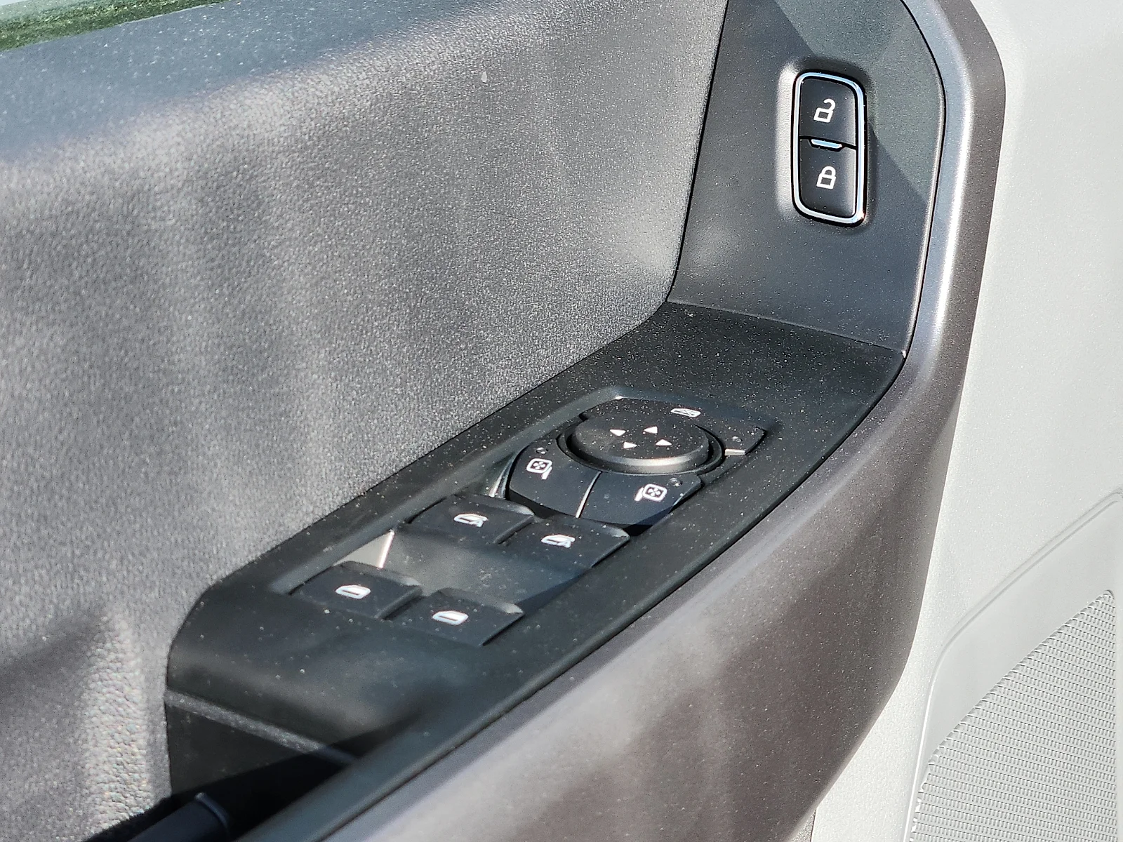 New 2027 Oxford White Ford XLT image 15