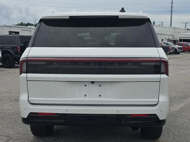 Used 2025 White Lincoln Reserve image 4