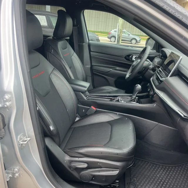 Used 2025 Silver Zynith Metallic Clearcoat Jeep Trailhawk image 11