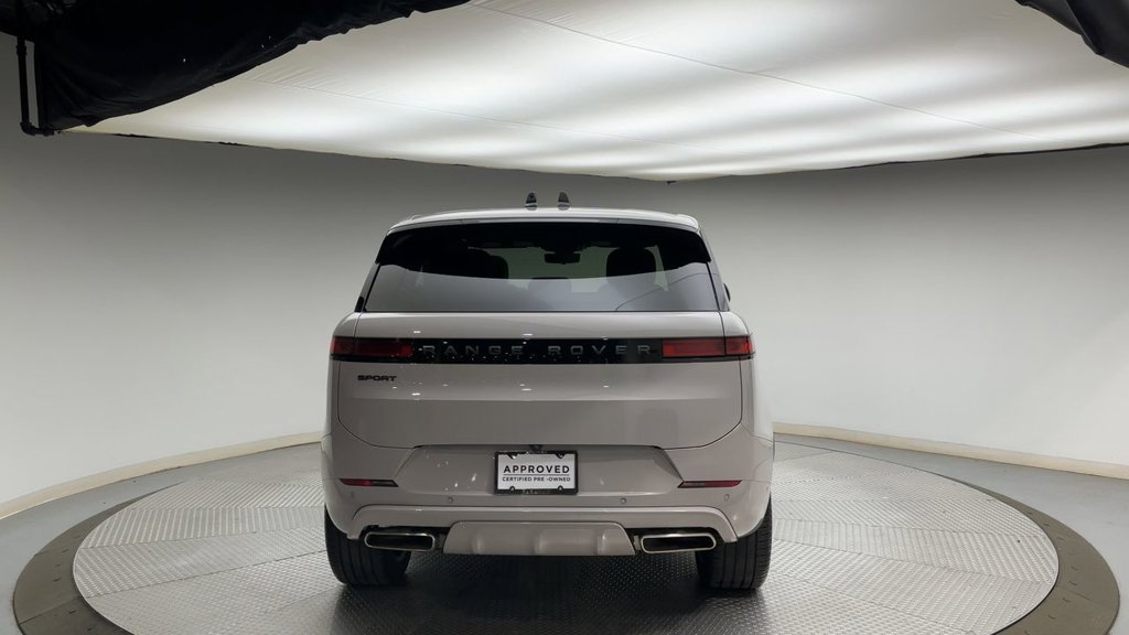 Used 2025  Land Rover Dynamic SE image 3