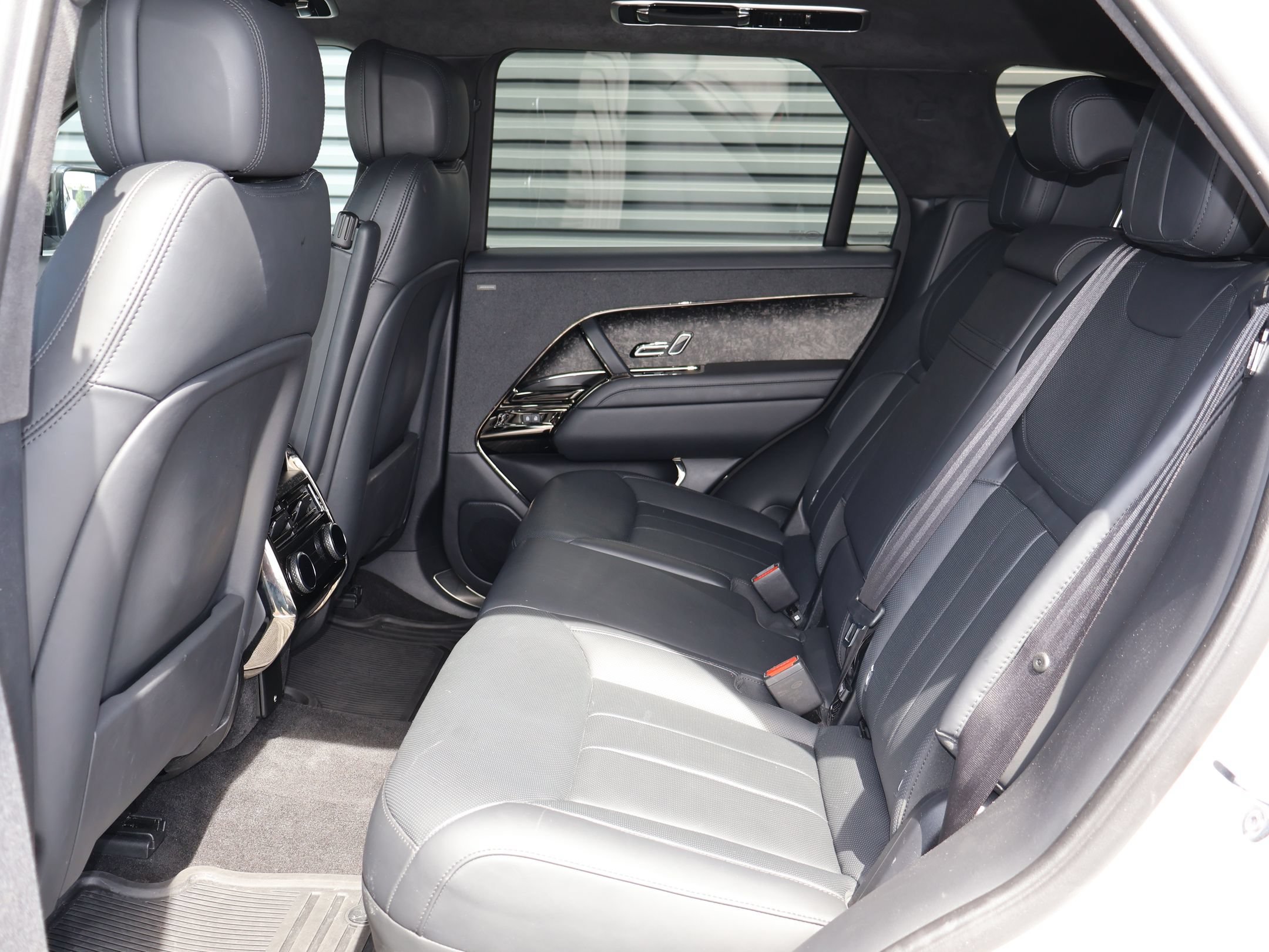 Used 2023 Fuji White Land Rover Autobiography image 27